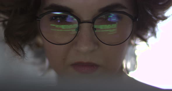 Hacker Woman Tries to Get Confidential Information alt