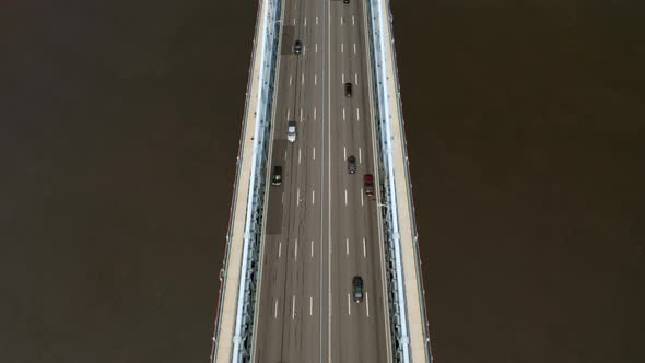 Aerial overhead view of Philadelphia Ben Franklin Bridge and skyline in the summer with cars and tra alt