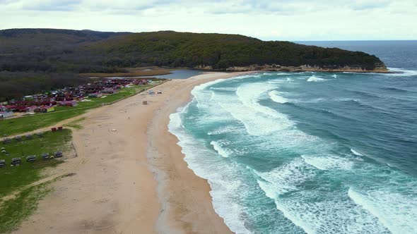 High and powerful waves coming fast to the beach, waves in winter day alt