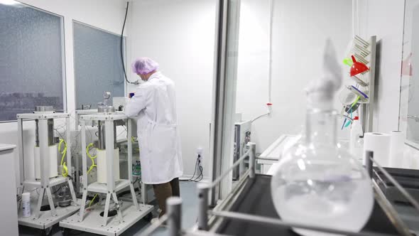 Scientist Work in the Lab alt