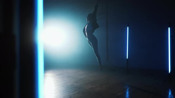 Young Woman in Jeans and Jacket Practicing in Contemporary Dance alt