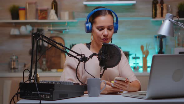 Reading Messages From Fans alt