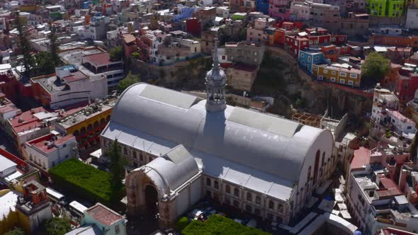 AERIAL: Guanajuato City, Mexico, Mercado de Guadalupe (Flying Around) alt