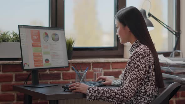 Business Woman Using Computer and Keyboard at Work alt