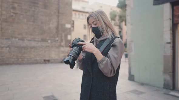 Tourist Woman in Mask on Street with Dslr Photo Camera alt