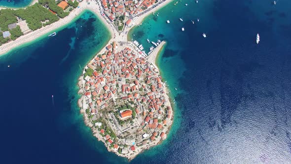 Flying above traditional dalmatian houses on Primosten peninsula, Croatia alt
