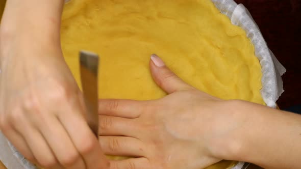 preparing the edges of the tart with the fork - cooking sweets alt
