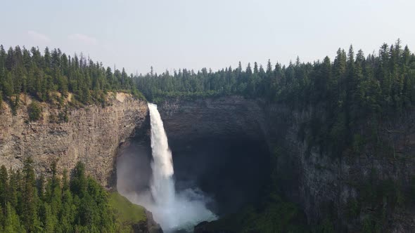 Fast flowing and powerful Helmcken Falls pouring over a cliff on the Murtle River in Wells Gray Prov alt