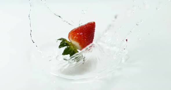 Strawberry, fragaria vesca, Falling on Water, Slow Motion 4K alt