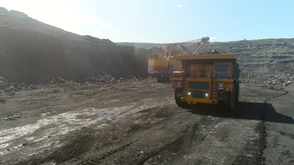 Large Quarry Dump Truck alt