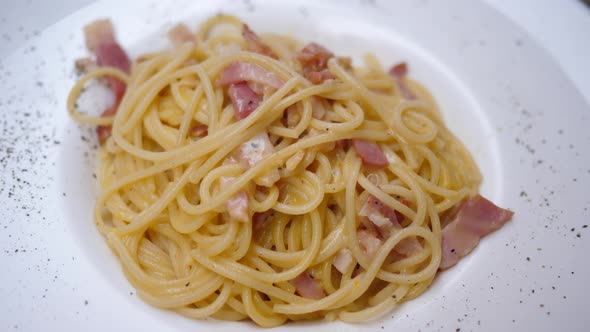 Spaghetti Carbonara - typical italian pasta dish alt