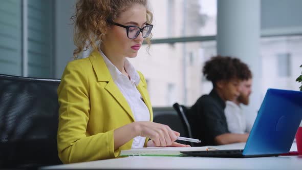 Businesswoman Making Schedule in Office alt