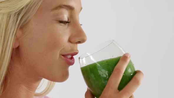 Woman drinking vegetable smoothie alt