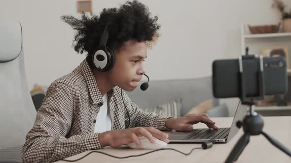 Teenager Losing in Computer Game alt