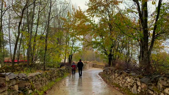 2 men walking in autumn looking nature alt