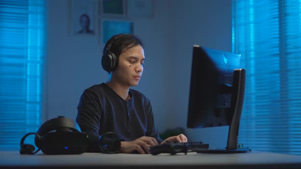 Asian young man working from home at night_44