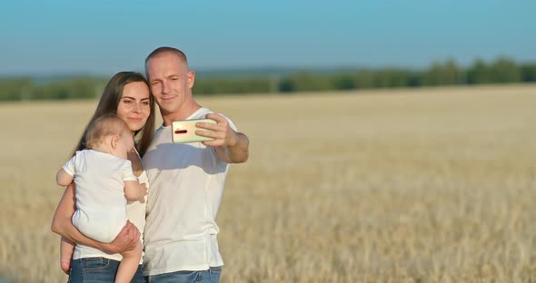 Selfie Photo on a Smartphone in a Wheat Field alt