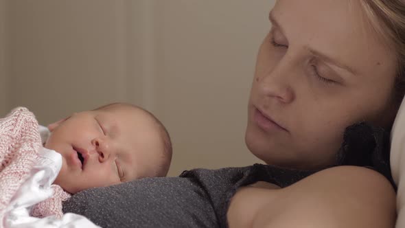 Mother Sleeping Together with Baby alt