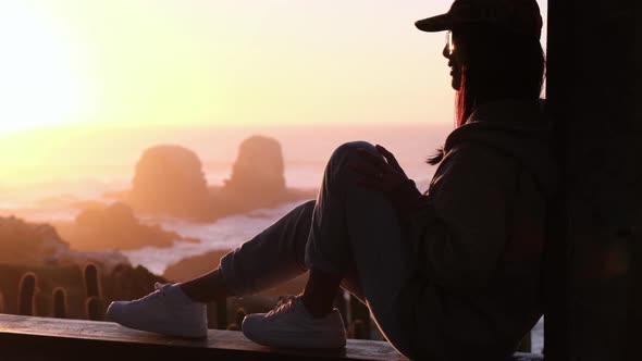 female model looking at the horizon with her marked silhouette, looking at pichilemu alt