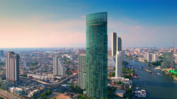 4K : Drones fly over the Chao Phraya River, buildings and business districts in Bangkok alt
