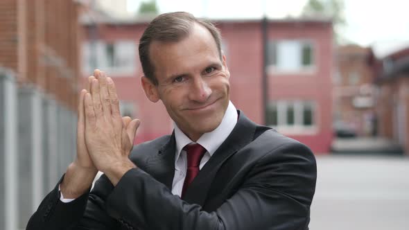 Businessman Clapping for Team, Applauding alt
