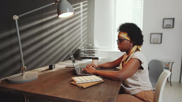 Afro-American Woman Working on Laptop in Office alt