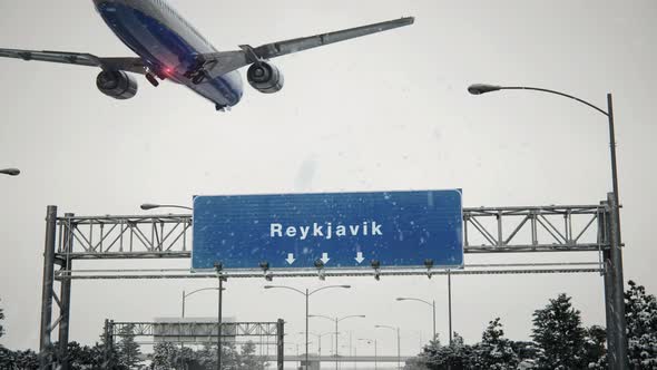 Airplane Landing Reykjavik in Christmas alt