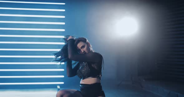 Attractive Woman Dances a Sexy Dance Makes a Wheel and Sits on the Splits alt