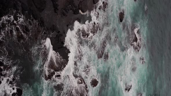 Vertical Footage of beautiful blue ocean waves crashing the rocky shore at Loch Ard Gorge 12 Apostle alt