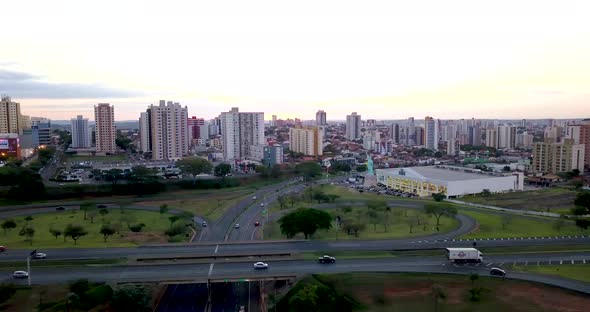 Bauru city aerial shot avenue Nações Unidas. alt