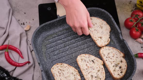 Toasting Slices of Baguette in a Grill Frying Pan alt
