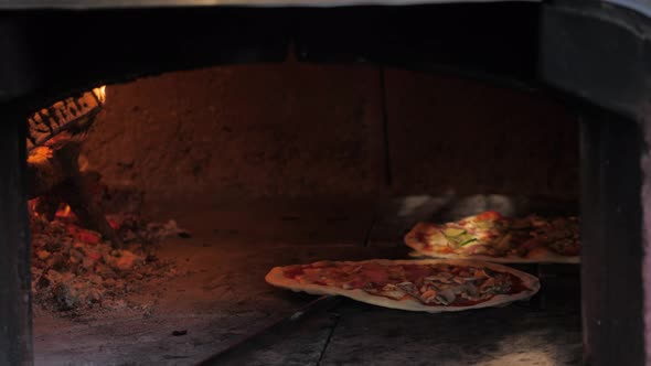 Chef Cooking Italian Neapolita Pizza in Oven with Flame Fire Wood Strove Margarita in Cafe alt