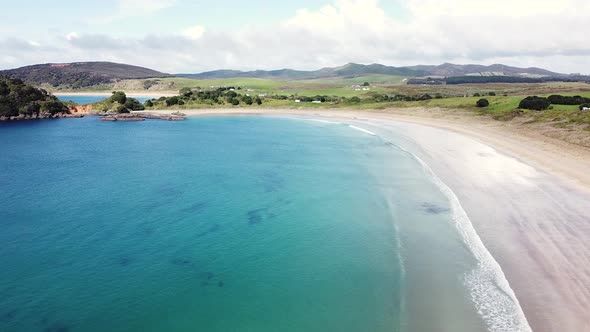 Aerial drone of the stunning curved beach of Maitai Bay, Karikari Peninsula, Northland, New Zealand alt