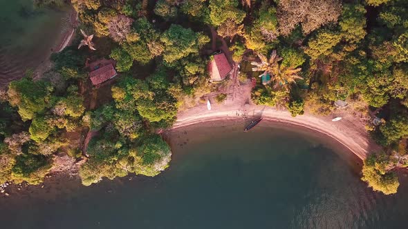 Aerial view approaching the shore of Banda Island in the Ssese Islands archipelago, Uganda - Man cle alt