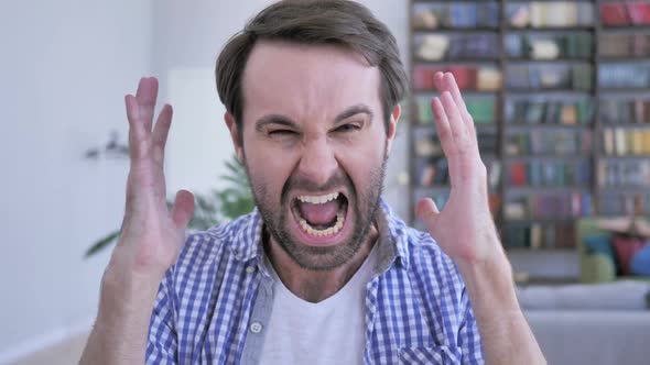 Shouting Screaming Casual Beard Man in Anger at Work alt