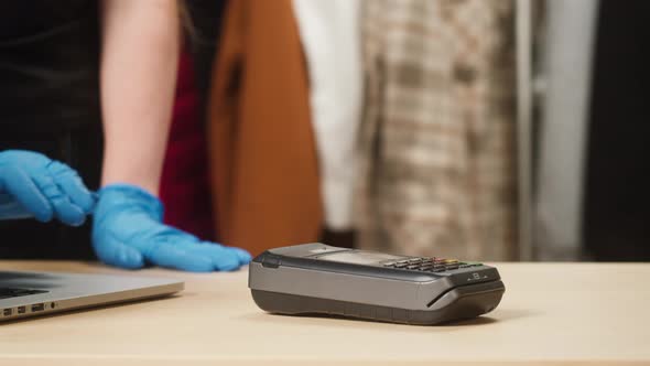 Paying with Smartphone in Shop alt