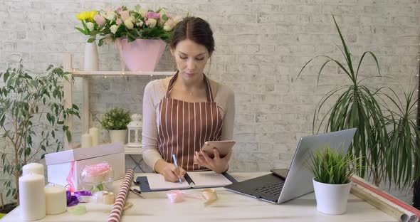 Young Woman Florist at Work alt