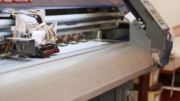 Printing Process of Industrial Inkjet Printing Press with Ciss System alt