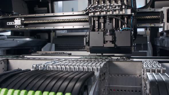 SMT machine places resistors, capacitors, transistors on circuit boards at high speed alt