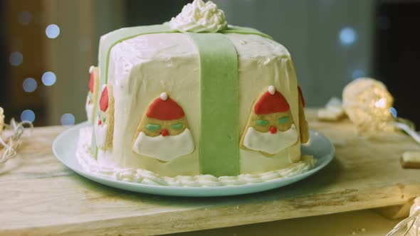 Christmas Cake with Gingerbread Cookies in the Shape of Santa Claus alt