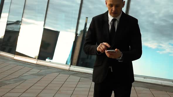 Businessman Defeat the Deal alt