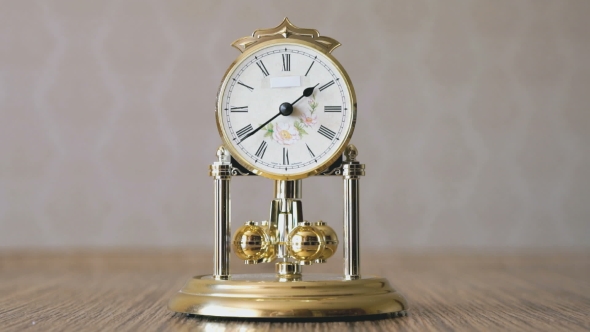 Clock With a Pendulum In a Form Of Rotating Balls alt