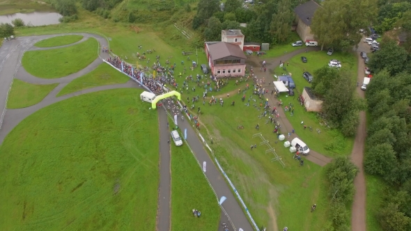 a Large Group Of Cyclists Leaving From The Launch Pad