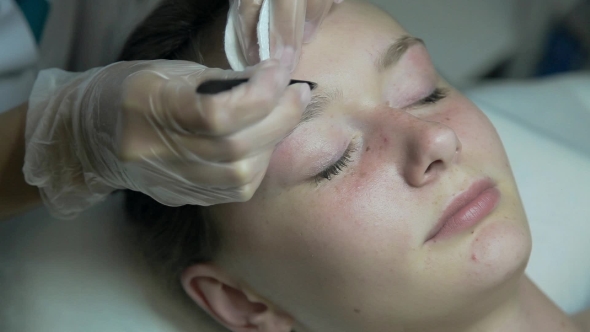 Correction Of Eyebrows In a Beauty Salon