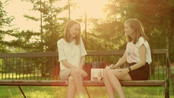 Women After Shopping alt