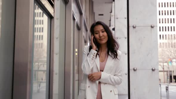 Young woman on the go in the city alt