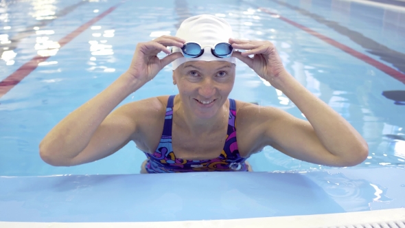 Female Swimmer Training In Swimming Pool