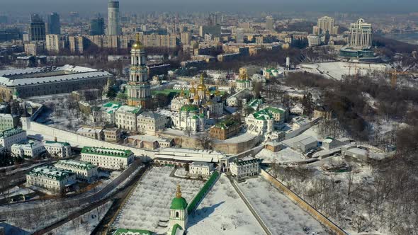 Beautiful winter top view of the Kiev-Pechersk Lavra. alt