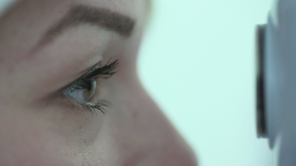 Young Female Patient On a Eye Examination. Medical Attendance At The Optometrist In a Bright Modern alt