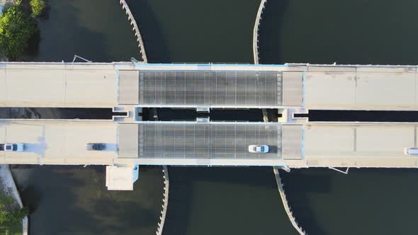 Vehicles driving over a drawbridge spanning the inner coastal waterway of Florida. alt